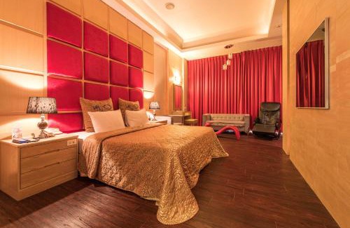West Central District Hotel | Discover Hwu Meei Motel: Family-Friendly & Hot Tub Access