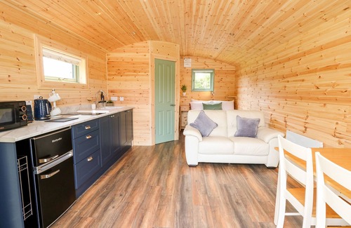 Llandrindod Wells Cottage | Romantic HWYL Cottage with Spa and Hot Tub in Llandrindod Wells