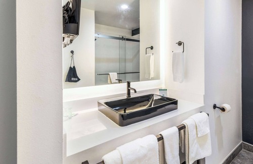 Calera Hotel | Comfortable Stay at Hy-Lo Hotel with Family-Friendly Amenities