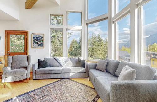 Hyak House | Family-Friendly Stay at Hyak House for Your Next Adventure