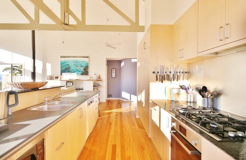 Hyams Beach House | Stunning Hyams Reflections: Family-Friendly Beach Retreat