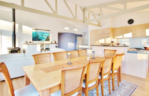 Hyams Beach House | Stunning Hyams Reflections: Family-Friendly Beach Retreat