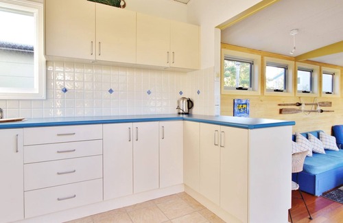 Hyams Beach House | Stunning Hyams Reflections: Family-Friendly Beach Retreat