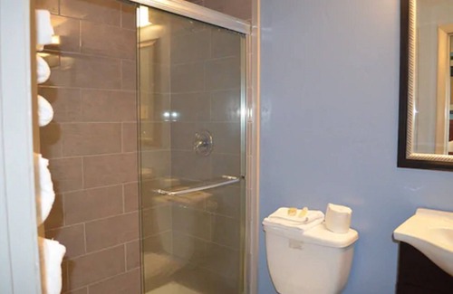 Hyannis Hotel | Comfortable Hyannis Host Inn with Breakfast & Childcare