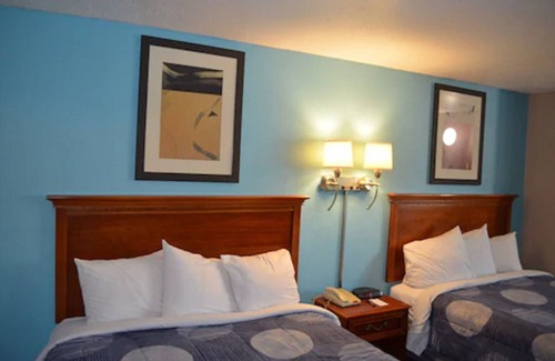 Hyannis Hotel | Comfortable Hyannis Host Inn with Breakfast & Childcare