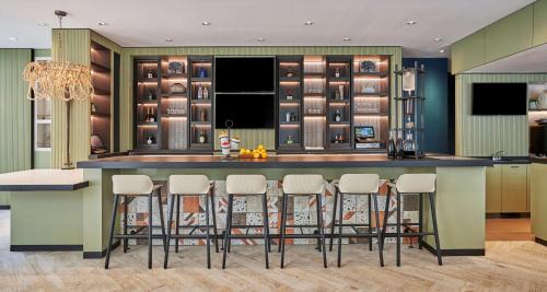 Waterfront Hotel | Pet-Friendly Retreat at Hyatt Centric the Pike Long Beach
