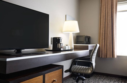 Lake Hills Hotel | Inviting Hyatt House Seattle/Bellevue with Pool & Spa