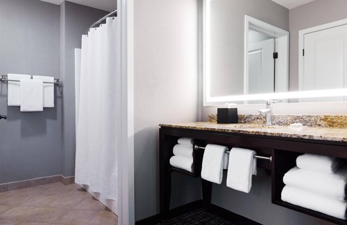 Lake Hills Hotel | Inviting Hyatt House Seattle/Bellevue with Pool & Spa