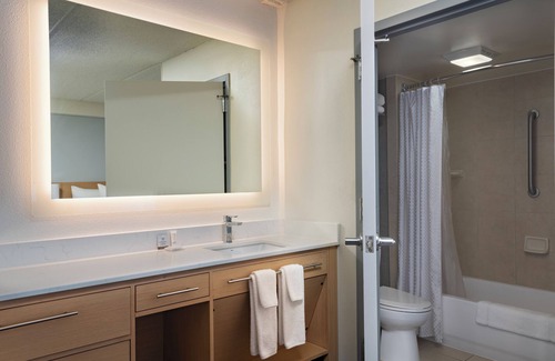 Gateway Hotel | Stylish Hyatt Place Austin/Arboretum with Pool & Spa