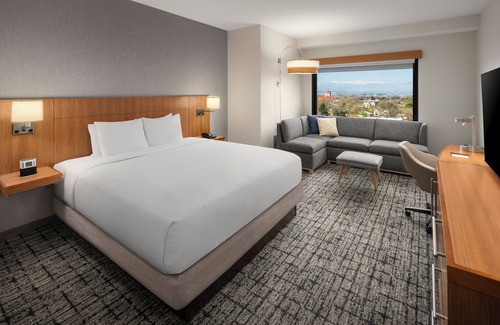 Glendale Hotel | Discover Hyatt Place Denver/Cherry Creek: Pet Friendly & Spa