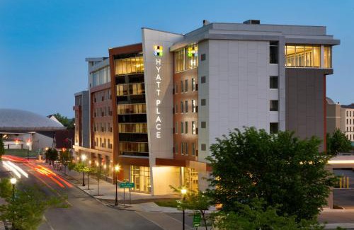 Downtown Niagara Falls Hotel | Pet-Friendly Hyatt Place Niagara Falls with Pool & Restaurant