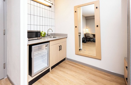 Topeka Hotel | Relaxing Retreat at Hyatt Place Topeka with Great Amenities