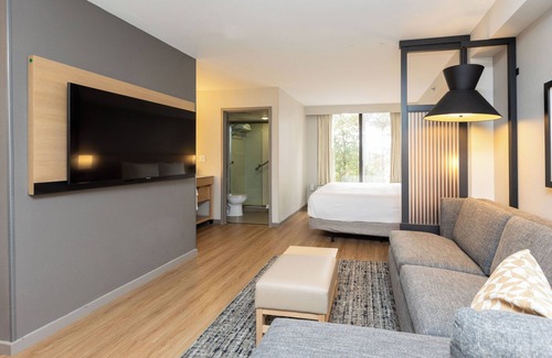 Topeka Hotel | Relaxing Retreat at Hyatt Place Topeka with Great Amenities