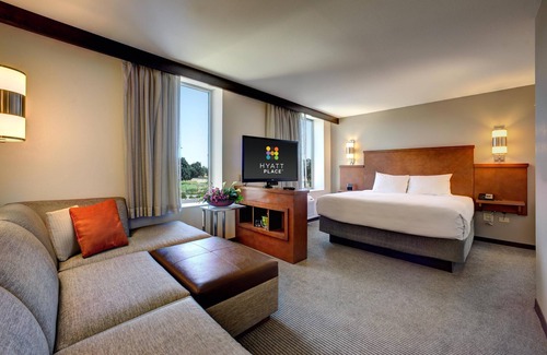 Davis Hotel | Stylish Hyatt Place UC Davis with Pool and Family Amenities