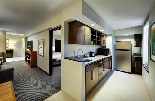 Davis Hotel | Stylish Hyatt Place UC Davis with Pool and Family Amenities