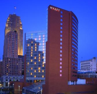 Downtown Cincinnati Hotel | Explore Hyatt Regency Cincinnati: Poolside Relaxation Awaits