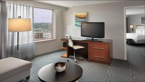 Downtown Cincinnati Hotel | Explore Hyatt Regency Cincinnati: Poolside Relaxation Awaits
