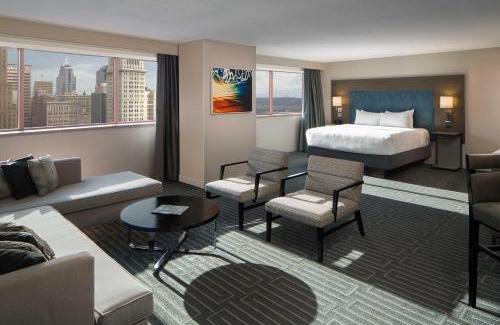 Downtown Cincinnati Hotel | Explore Hyatt Regency Cincinnati: Poolside Relaxation Awaits
