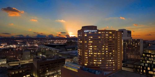 Downtown Cincinnati Hotel | Explore Hyatt Regency Cincinnati: Poolside Relaxation Awaits