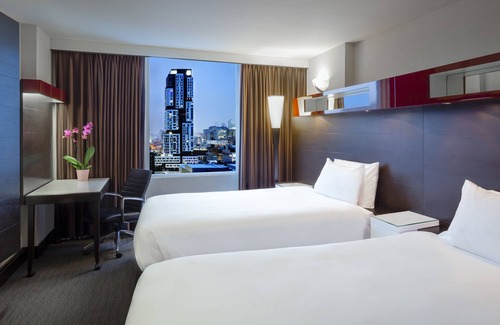 Wellington Place Hotel | Prime Stay at Hyatt Regency Toronto with Pool & Spa Access