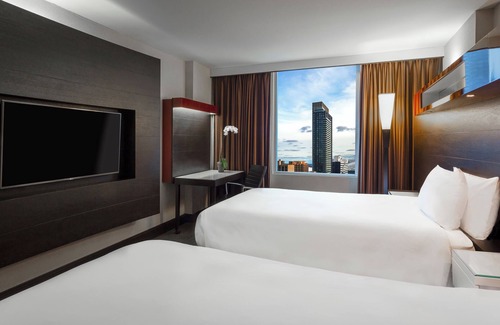 Wellington Place Hotel | Prime Stay at Hyatt Regency Toronto with Pool & Spa Access