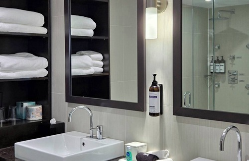 Wellington Place Hotel | Prime Stay at Hyatt Regency Toronto with Pool & Spa Access