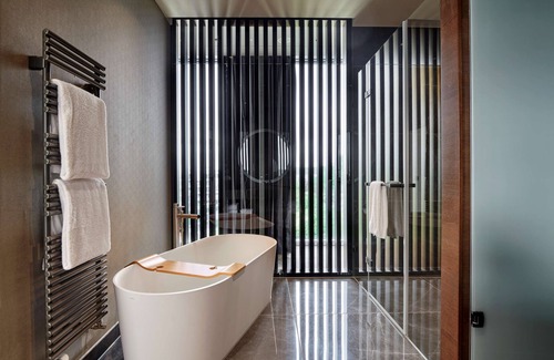Kloten Hotel | Discover Hyatt Regency Zurich Airport: 4-Star Comfort & Amenities
