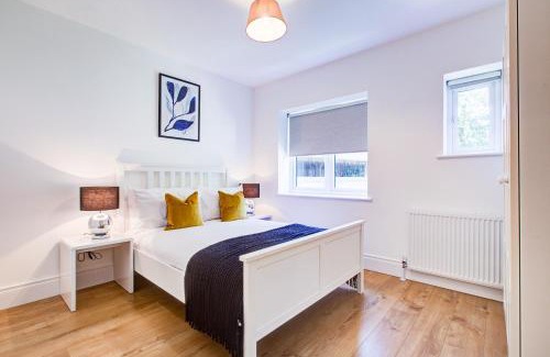 Beverley Apartment | Pet-Friendly Hybrid Resi - New Malden Near Richmond & Wimbledon
