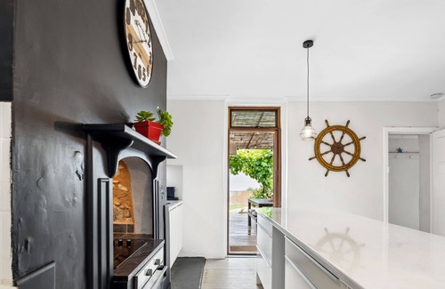 Bonney House | Scenic Hyde Cottage with Lake View and Family Amenities