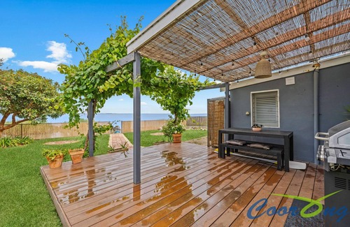 Bonney House | Scenic Hyde Cottage with Lake View and Family Amenities