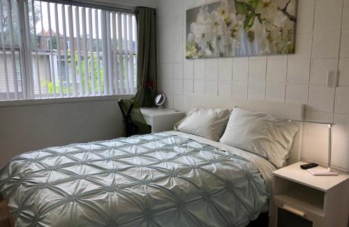Kenwood House | Modern Private Room Near University of Chicago - Rated 9/10