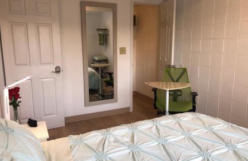 Kenwood House | Modern Private Room Near University of Chicago - Rated 9/10