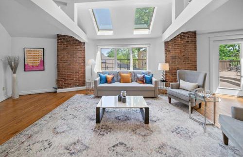 Hyde Park Apartment | Elegant Hyde Park Penthouse with Private Patio & Pet Welcome
