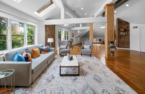 Hyde Park Apartment | Elegant Hyde Park Penthouse with Private Patio & Pet Welcome