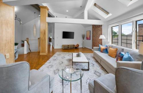 Hyde Park Apartment | Elegant Hyde Park Penthouse with Private Patio & Pet Welcome