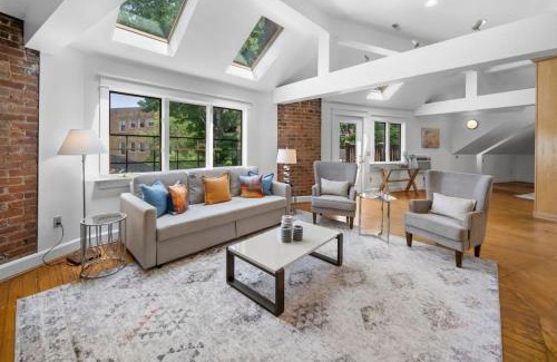 Hyde Park Apartment | Elegant Hyde Park Penthouse with Private Patio & Pet Welcome