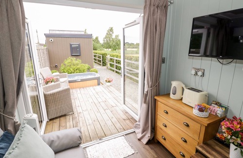 Bretforton Cottage | Hydrangea: Romantic Character Cottage with Spa & Hot Tub