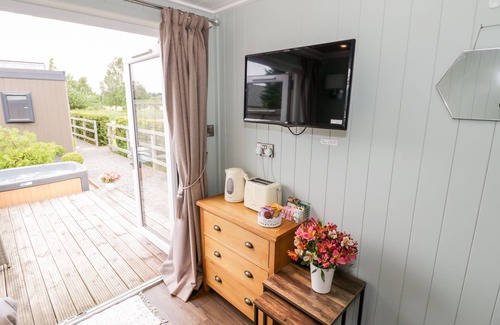 Bretforton Cottage | Hydrangea: Romantic Character Cottage with Spa & Hot Tub
