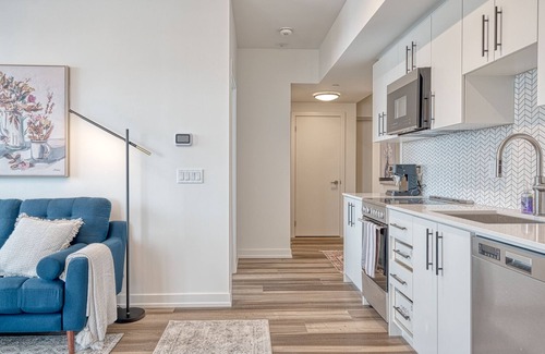 Kitchener Apartment | Pet-Friendly Hydropool Spa Unit with Hot Tub & Games