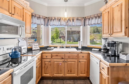 Harbor Village Condo | Hygge Marina Condo: Breathtaking Lake Views & Relaxing Amenities
