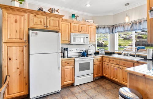 Harbor Village Condo | Hygge Marina Condo: Breathtaking Lake Views & Relaxing Amenities