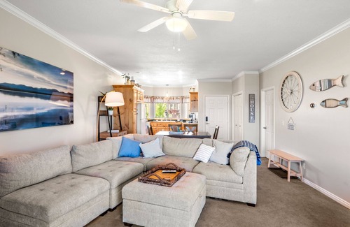 Harbor Village Condo | Hygge Marina Condo: Breathtaking Lake Views & Relaxing Amenities