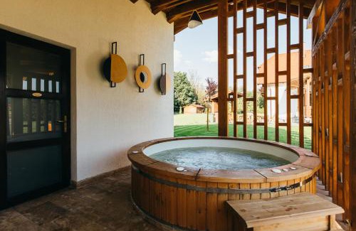 Praid Bed & Breakfast | Cozy Hygge Praid: Oceanfront Bliss with Pool & Hot Tub