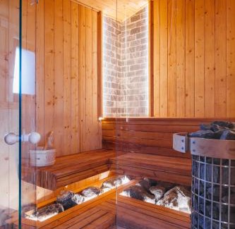 Praid Bed & Breakfast | Cozy Hygge Praid: Oceanfront Bliss with Pool & Hot Tub
