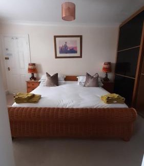 Street House | Cozy Hygge Somerset: Family-Friendly with Pool & Kitchen