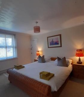 Street House | Cozy Hygge Somerset: Family-Friendly with Pool & Kitchen