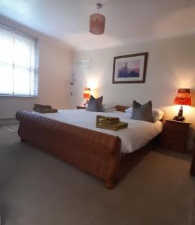 Street House | Cozy Hygge Somerset: Family-Friendly with Pool & Kitchen