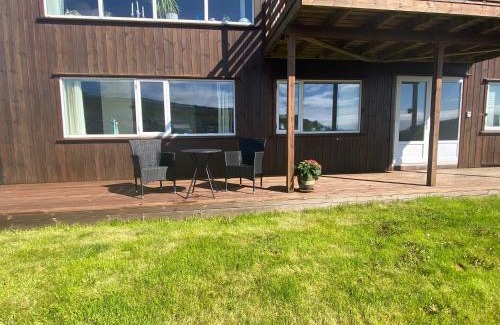 Torshavn Apartment | Cozy Apartment by the River with Scenic Views and Hot Tub