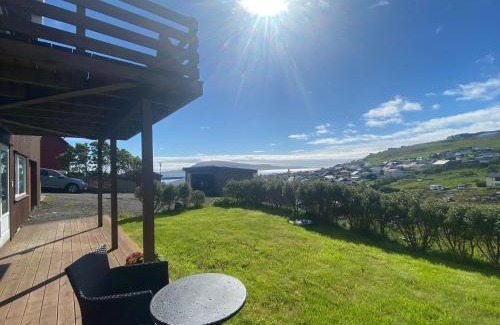 Torshavn Apartment | Cozy Apartment by the River with Scenic Views and Hot Tub