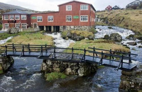 Torshavn Apartment | Cozy Apartment by the River with Scenic Views and Hot Tub